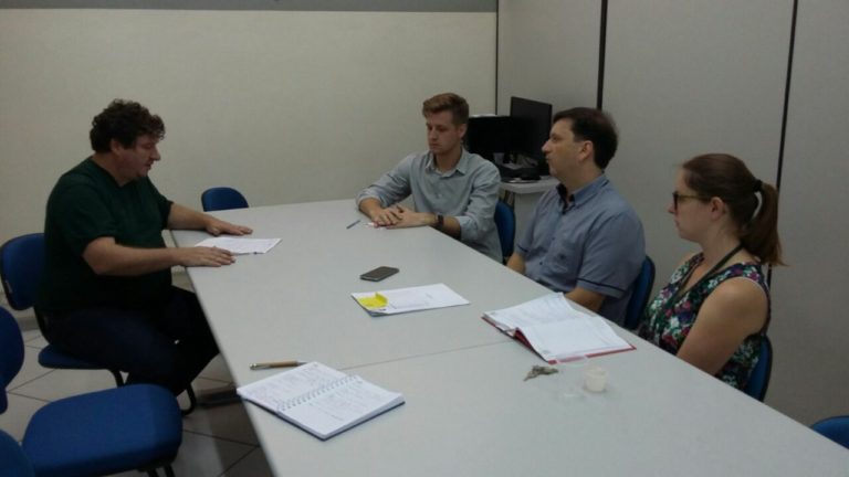 Voluntários do Observatórios Social de Rio do Sul visitam setor de Compras