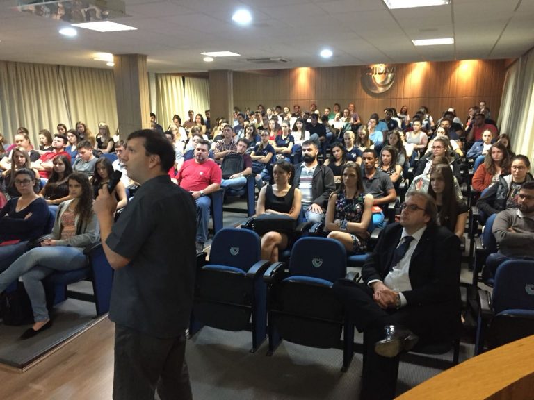 Em Rio do Sul 150 alunos acompanham palestra sobre atuação do observatório